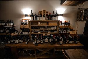 Chalet Hotel Dragon في بيريول تشيرفينيا: غرفة مليئة بالكثير من زجاجات النبيذ