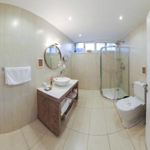 ein Bad mit einem Waschbecken, einer Dusche und einem WC in der Unterkunft Golden Key Bordubet in Hisarönü