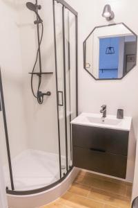 Koupelna v ubytování AL-DOM Apartamenty Summer 4 + 5 fotografií