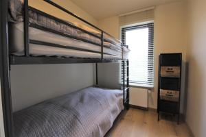 1 dormitorio con 2 literas y ventana en ARVAK HEYD (DURBUY) en Heyd