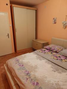 ein Schlafzimmer mit 2 Betten mit Blumen darauf in der Unterkunft Apartman UNA in Kruševac