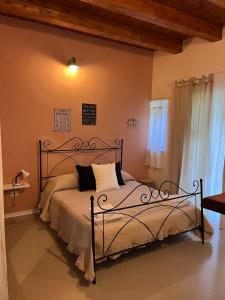 een slaapkamer met een bed en een raam bij L'Antico Gelso in Viggiano