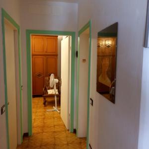 einen Flur mit Türen und ein Zimmer mit Stuhl in der Unterkunft La Casa di Walter in Levanto