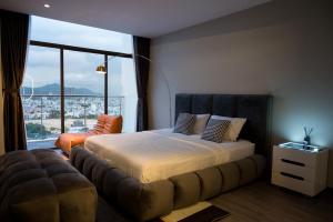 Un pat sau paturi într-o cameră la BEARBRICK homestay near beach, CSJ Tower Apartment Vung Tau