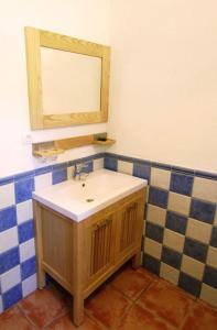 uma casa de banho com um lavatório e um espelho em Tarifa-Blick auf Afrika, Haus am Meer, Haustiere erlaubt em Tarifa