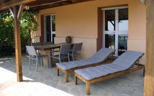Patio lub wspólna przestrzeń na świeżym powietrzu w obiekcie Tarifa-Blick auf Afrika, Haus am Meer, Haustiere erlaubt