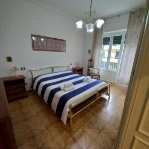 une chambre avec un lit avec une couette bleue et blanche dans l'établissement La Casa di Walter, à Levanto