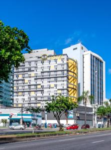 un grande edificio bianco con un cartello hotel sopra di B&B HOTEL Rio de Janeiro Norte a Rio de Janeiro