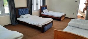 Postel nebo postele na pokoji v ubytování Alpen Hotel Skardu