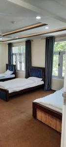 Postel nebo postele na pokoji v ubytování Alpen Hotel Skardu