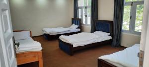 Postel nebo postele na pokoji v ubytování Alpen Hotel Skardu