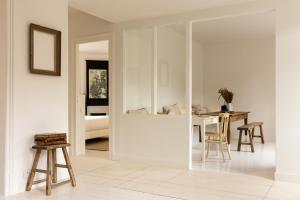 soggiorno con armadi bianchi e tavolo di Ô PLUM'ART Chambres de caractère a Giverny