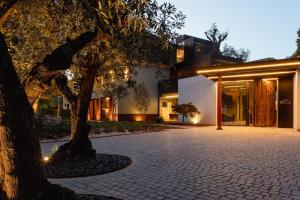 una casa con un árbol en medio de una entrada en Quinta de Silvalde, en Santo Tirso