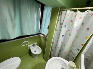 Koupelna v ubytování Holiday Gole Alcantara Graniti Room + 17 fotografií