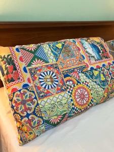 Postel nebo postele na pokoji v ubytování Holiday Gole Alcantara Graniti Room + 17 fotografií