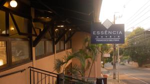 Um certificado, prêmio, placa ou outro documento exibido em Essência Hotel Francisco Beltrão