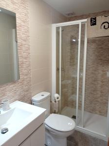 ein Badezimmer mit einem weißen WC und einer Dusche in der Unterkunft Casa Rural Estajero in Muñana