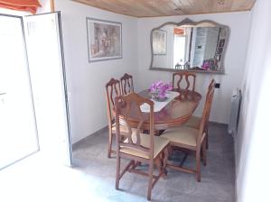 a dining room with a table and chairs and a mirror at Casa Rural Estajero in Muñana