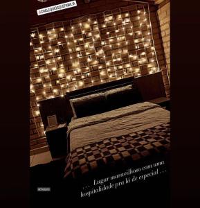 Ένα ή περισσότερα κρεβάτια σε δωμάτιο στο Chalé Quiosque Família tucano +3 φωτογραφίες