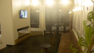 Uma TV ou centro de entretenimento em Essência Hotel Francisco Beltrão