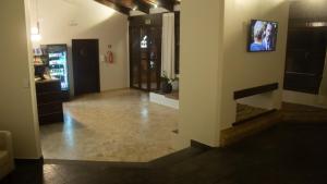 Uma TV ou centro de entretenimento em Essência Hotel Francisco Beltrão
