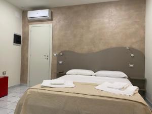 Posteľ alebo postele v izbe v ubytovaní Akoya Rooms Capo Vaticano