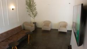 Uma TV ou centro de entretenimento em Essência Hotel Francisco Beltrão