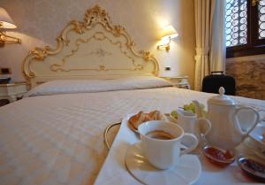 Postel nebo postele na pokoji v ubytování Hotel Torino