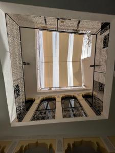 uma vista para um quarto com uma janela no tecto em Riad Miliana em Marrakech