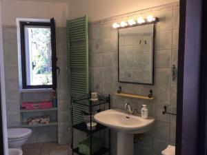 マルティナ・フランカにあるTrulli de Charme '700- Il posto di Chiaraのバスルーム(洗面台、鏡、トイレ付)