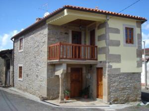 een gebouw met een balkon aan de zijkant bij Casa do Planalto Mirandês in Miranda do Douro