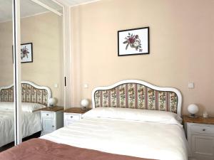 a bedroom with a bed and a mirror at Casa el Tejar - Apartamento céntrico y acogedor in Arcos de Jalón