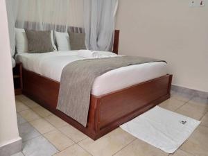 een bed in een kamer met een matras bij Logmma Regency Hotel in Kakamega +2 foto's