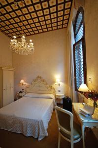 Postel nebo postele na pokoji v ubytování Hotel Torino