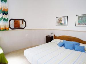 Villa L'Ametlla de Mar, 5 pièces, 8 personnes - HISP-217-14 في لا اميتلا دي مار: غرفة نوم مع سرير ووسائد زرقاء ومرآة
