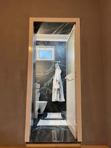 W pokoju znajduje się łazienka z umywalką i toaletą. w obiekcie Guesthouse "Gjin Thana" w mieście Theth