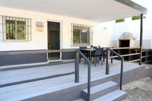 patio ze schodami i stołem z grillem w obiekcie Casa La Herradura 1 w mieście Vejer de la Frontera