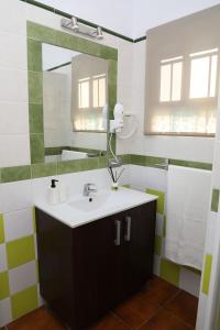 bagno con lavandino e specchio di Casa La Herradura 1 a Vejer de la Frontera
