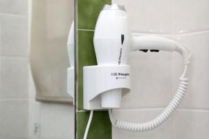Biały telefon wiszący na ścianie w łazience w obiekcie Casa La Herradura 1 w mieście Vejer de la Frontera +37 zdjęć