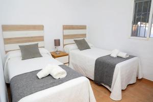 Pokój z 2 łóżkami i oknem w obiekcie Casa La Herradura 1 w mieście Vejer de la Frontera