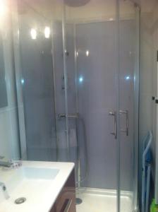 een badkamer met een douche en een wastafel bij APPARTEMENT BANDOL in Bandol