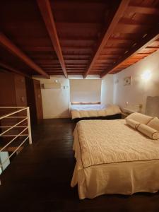 una habitación con dos camas y una litera en Loft Garden's, en Rosario 27 fotos más