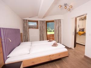 1 dormitorio con cama y ventana en Landhaus Sabrina, en Mayrhofen