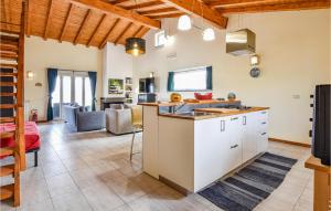 una cucina e un soggiorno con soffitti in legno di Stunning Home In Castiglione Di S With Wifi And 2 Bedrooms a Solicchiata