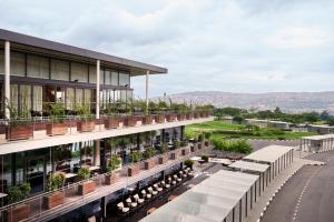 un immeuble d'appartements avec un balcon orné de plantes dans l'établissement Radisson Blu Hotel & Convention Centre Kigali, à Kigali
