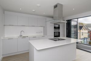 Cuisine ou kitchenette dans l'établissement 6 Challacombe - Luxury Apartment at Byron Woolacombe, only 4 minute walk to Woolacombe Beach!