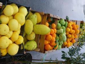 um monte de frutas e vegetais em cestos de madeira em Casa Bianca Grande em Rodi