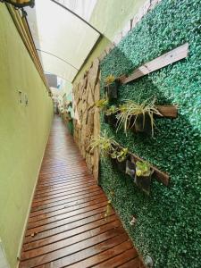 un pasillo con una pared con plantas. en Garden Loft en Rosario