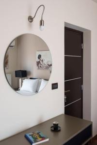 阿斯格羅的住宿－Ethereum Villa，一张桌子和一张床的镜子