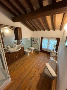 baño grande con lavabo y aseo en Alto Locandieri, en Montebagnolo
